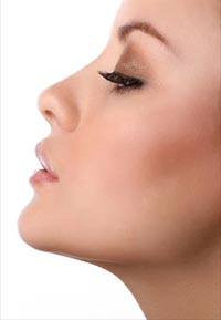 visage femme profil montrant l’esthétique du visage 